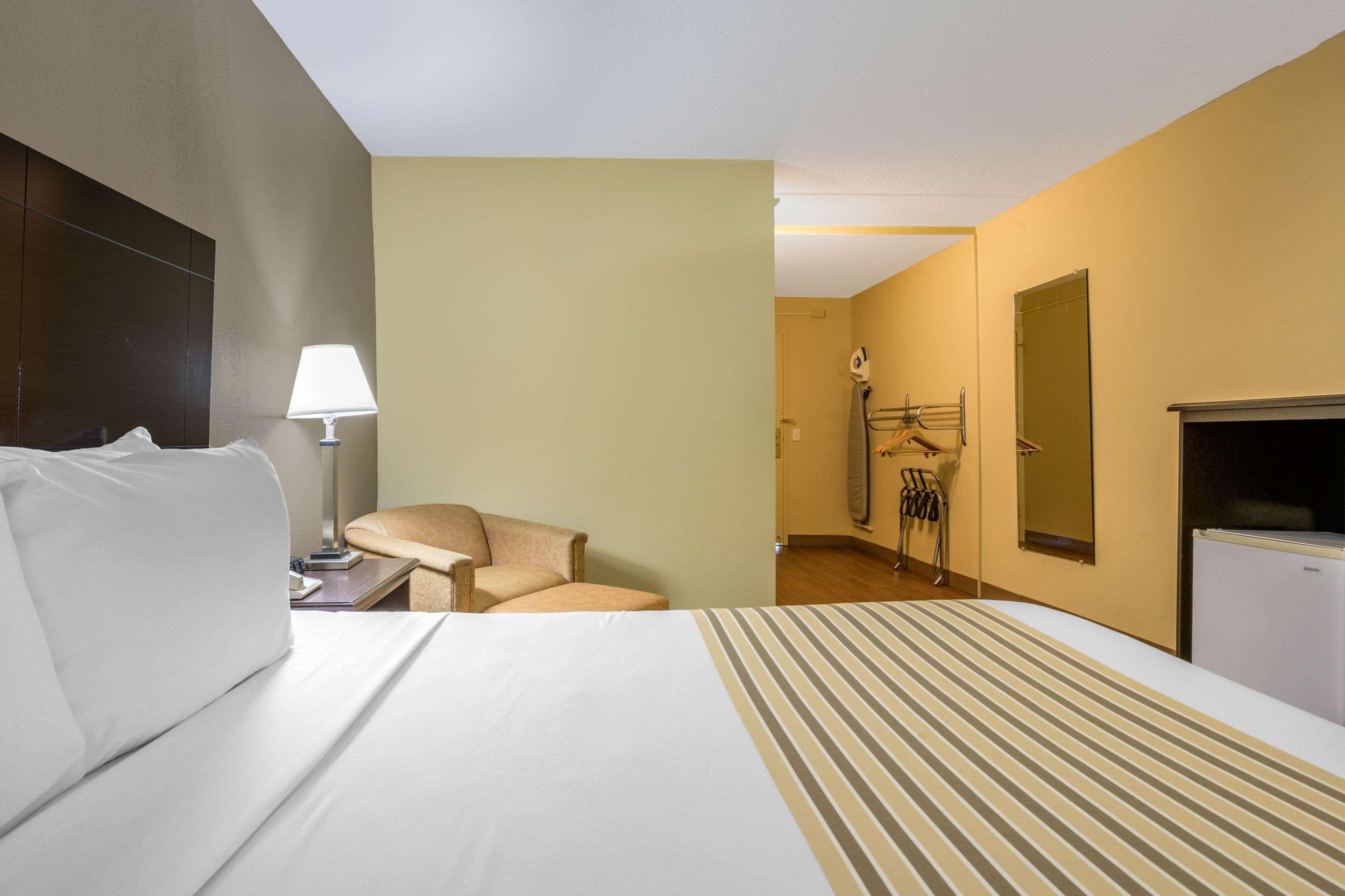 Econo Lodge Inn & Suites Triadelphia - Wheeling Exterior foto