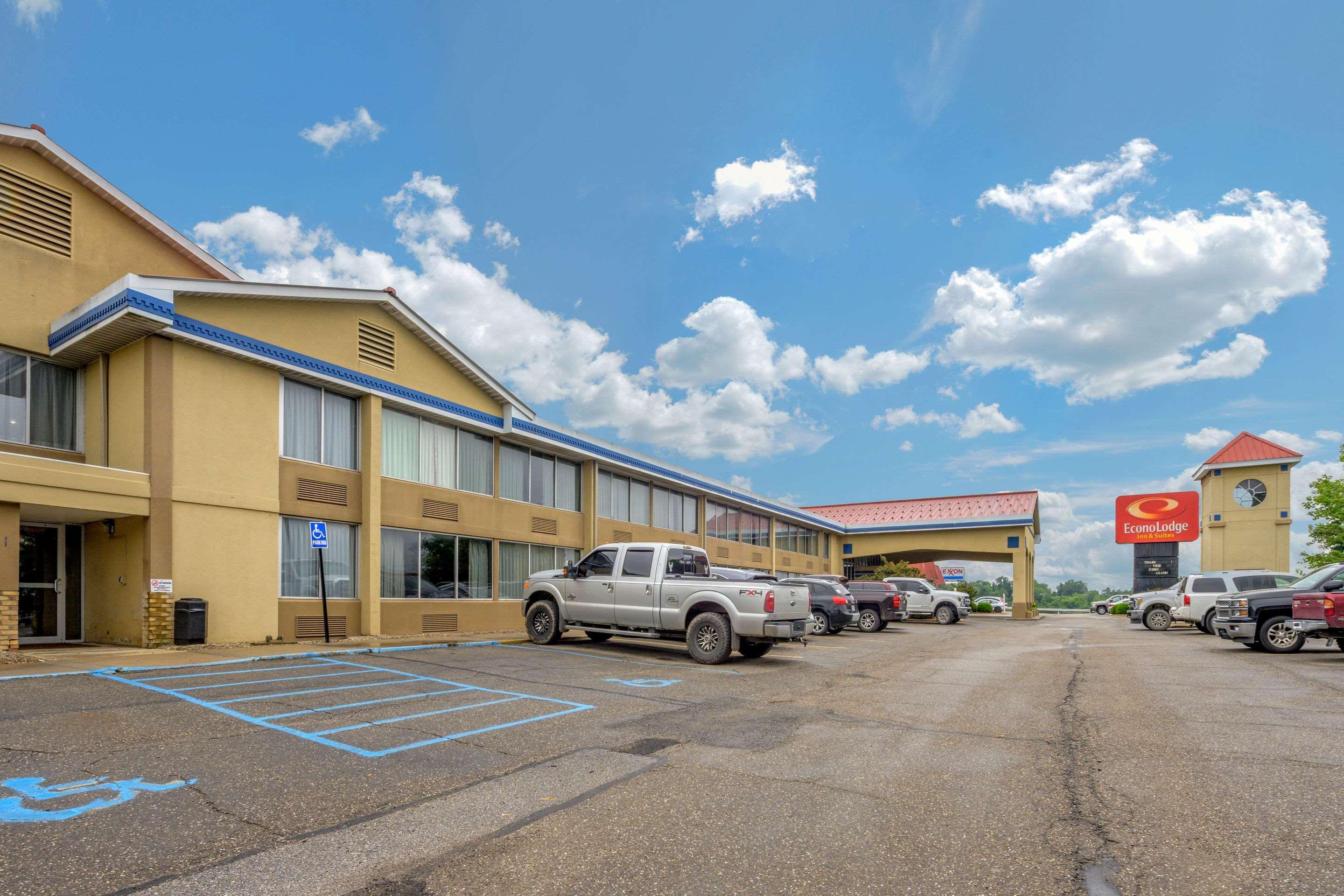 Econo Lodge Inn & Suites Triadelphia - Wheeling Exterior foto