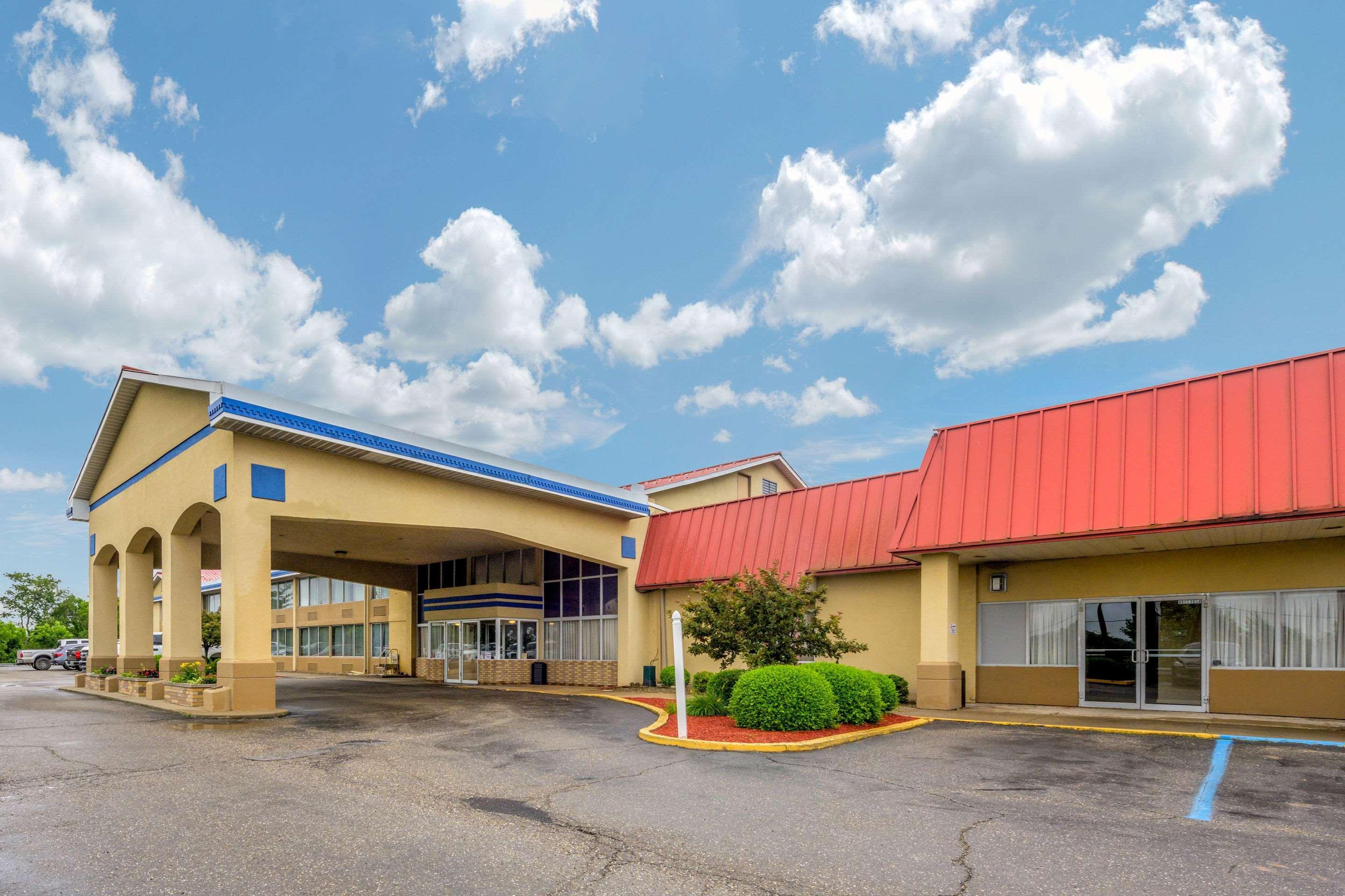 Econo Lodge Inn & Suites Triadelphia - Wheeling Exterior foto