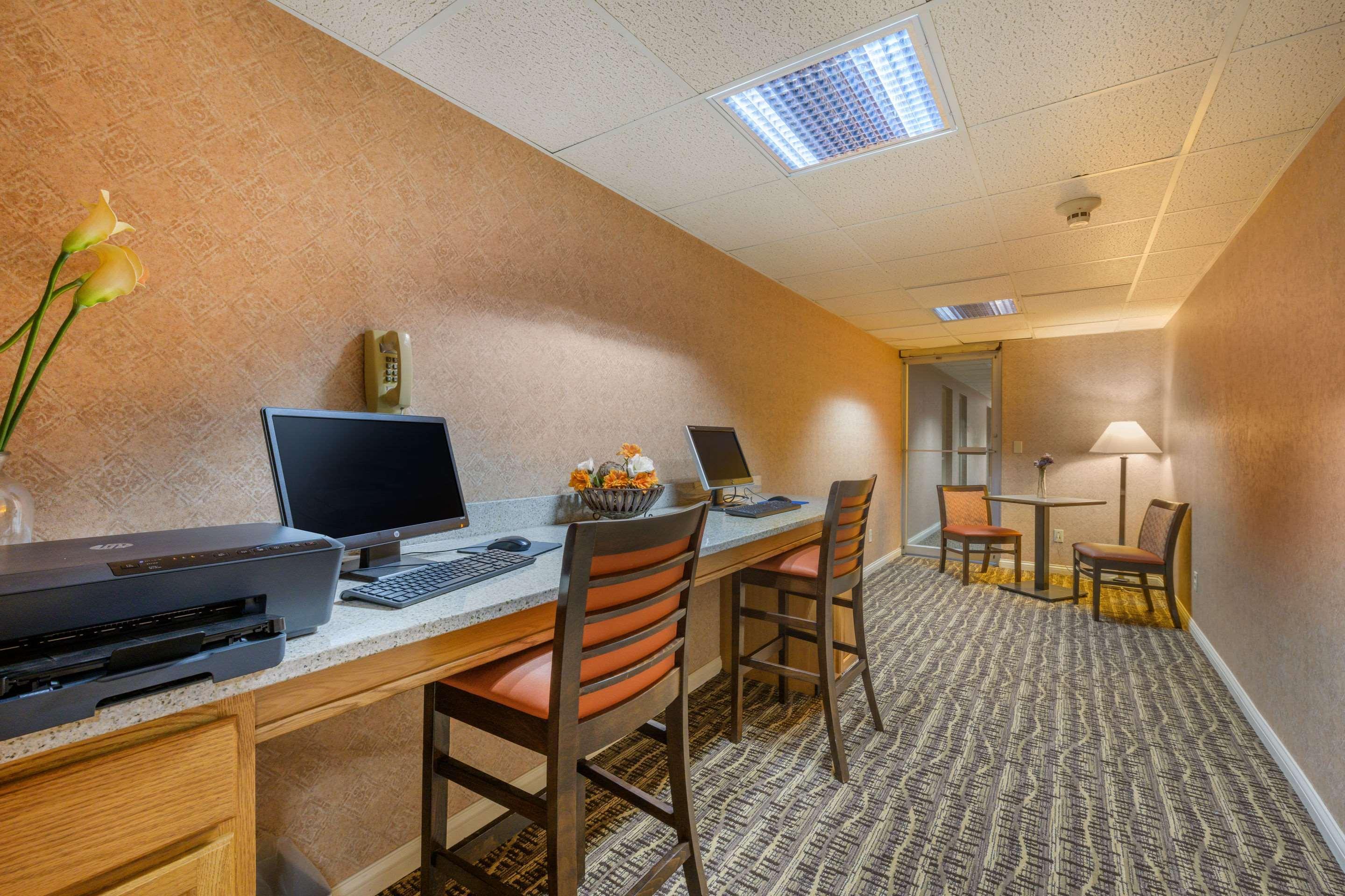 Econo Lodge Inn & Suites Triadelphia - Wheeling Exterior foto