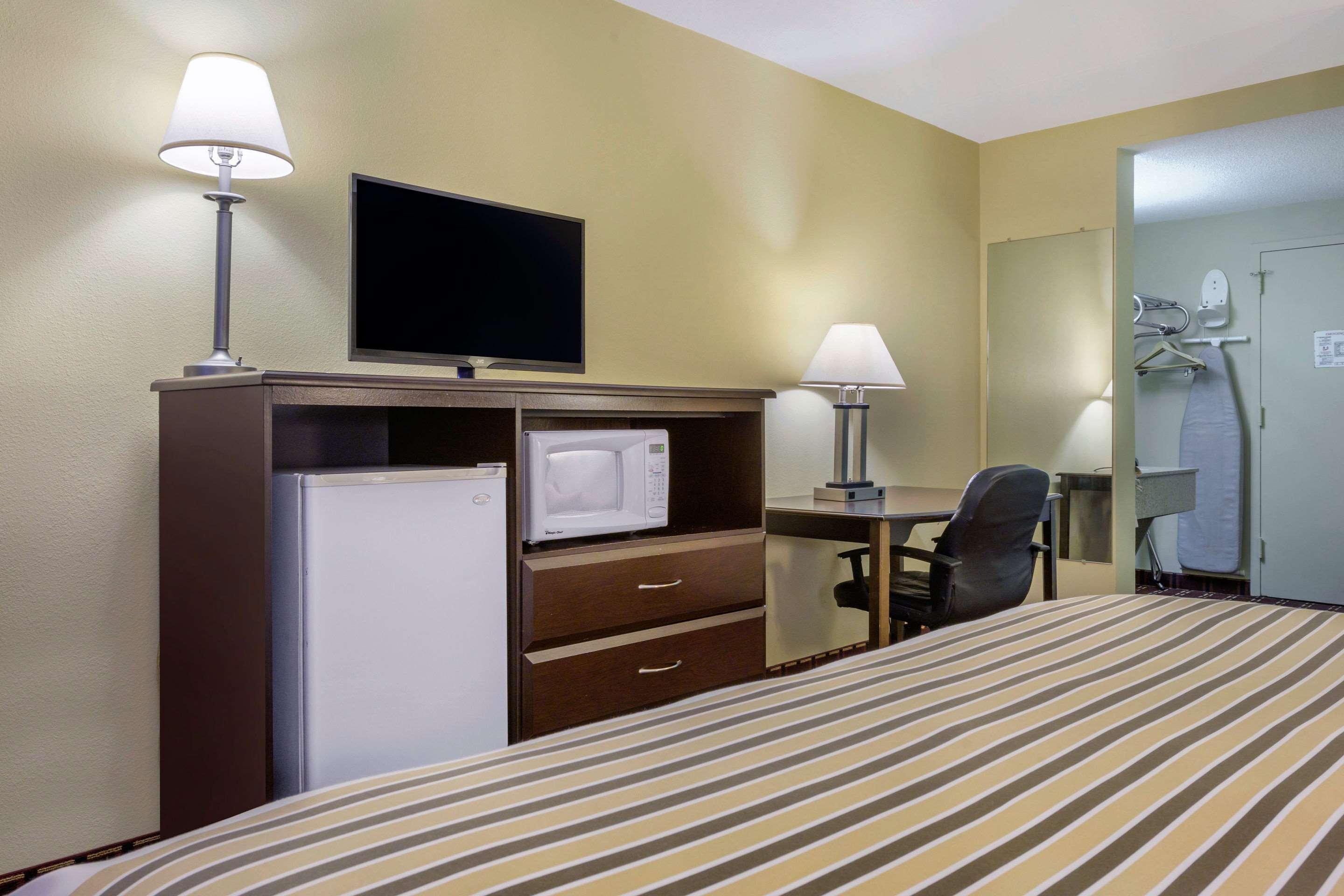 Econo Lodge Inn & Suites Triadelphia - Wheeling Exterior foto