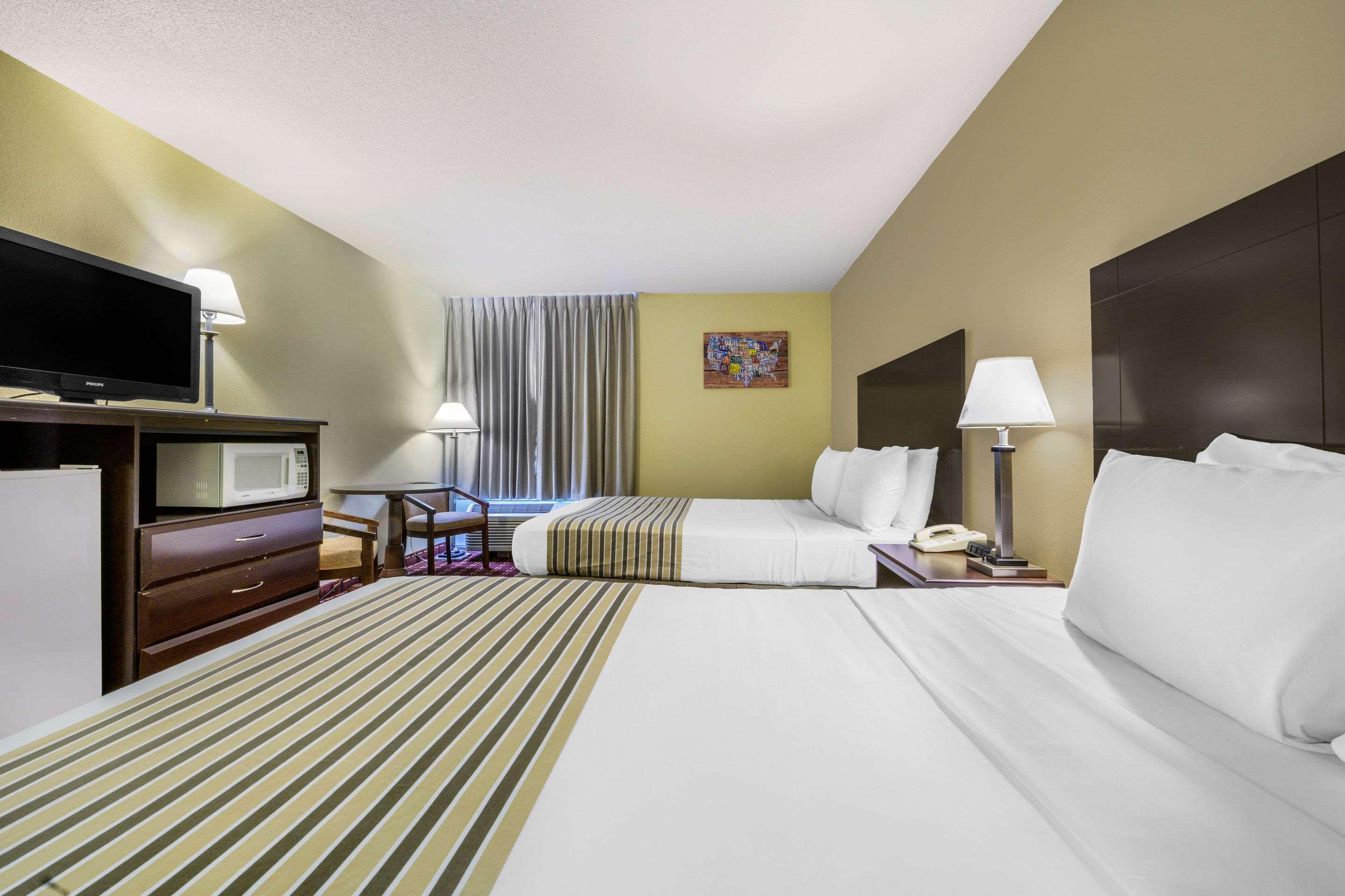 Econo Lodge Inn & Suites Triadelphia - Wheeling Exterior foto