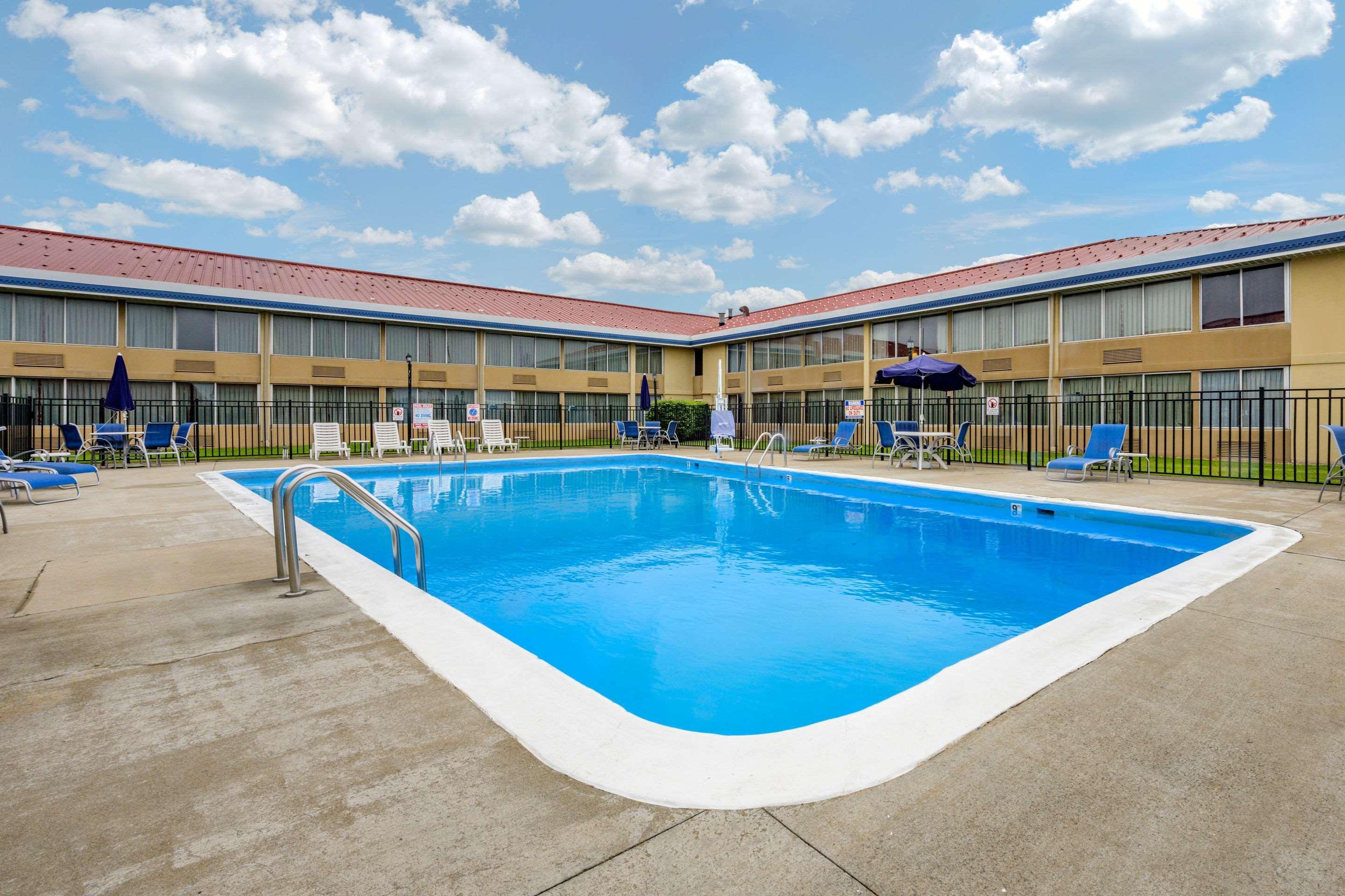 Econo Lodge Inn & Suites Triadelphia - Wheeling Exterior foto