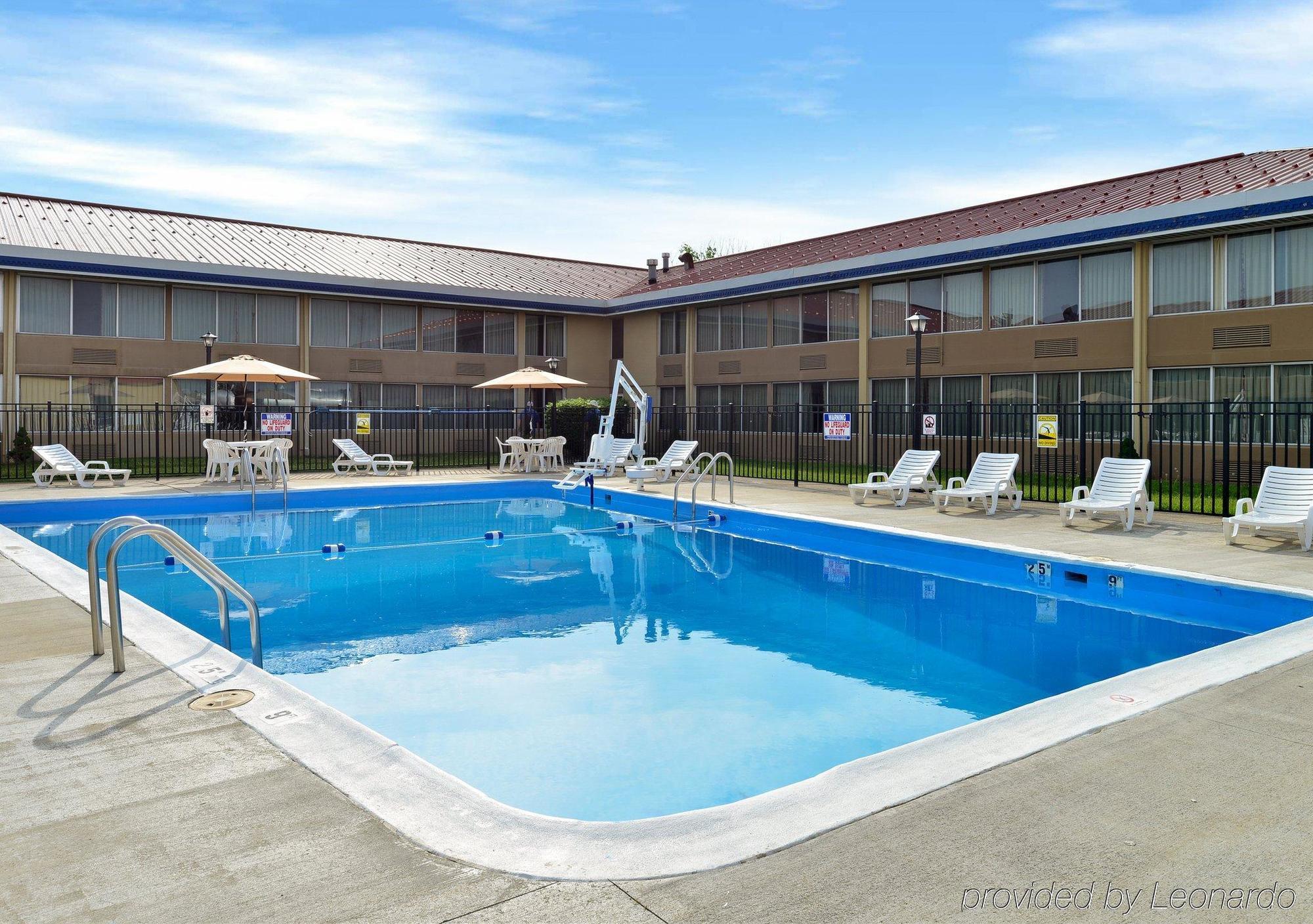 Econo Lodge Inn & Suites Triadelphia - Wheeling Exterior foto