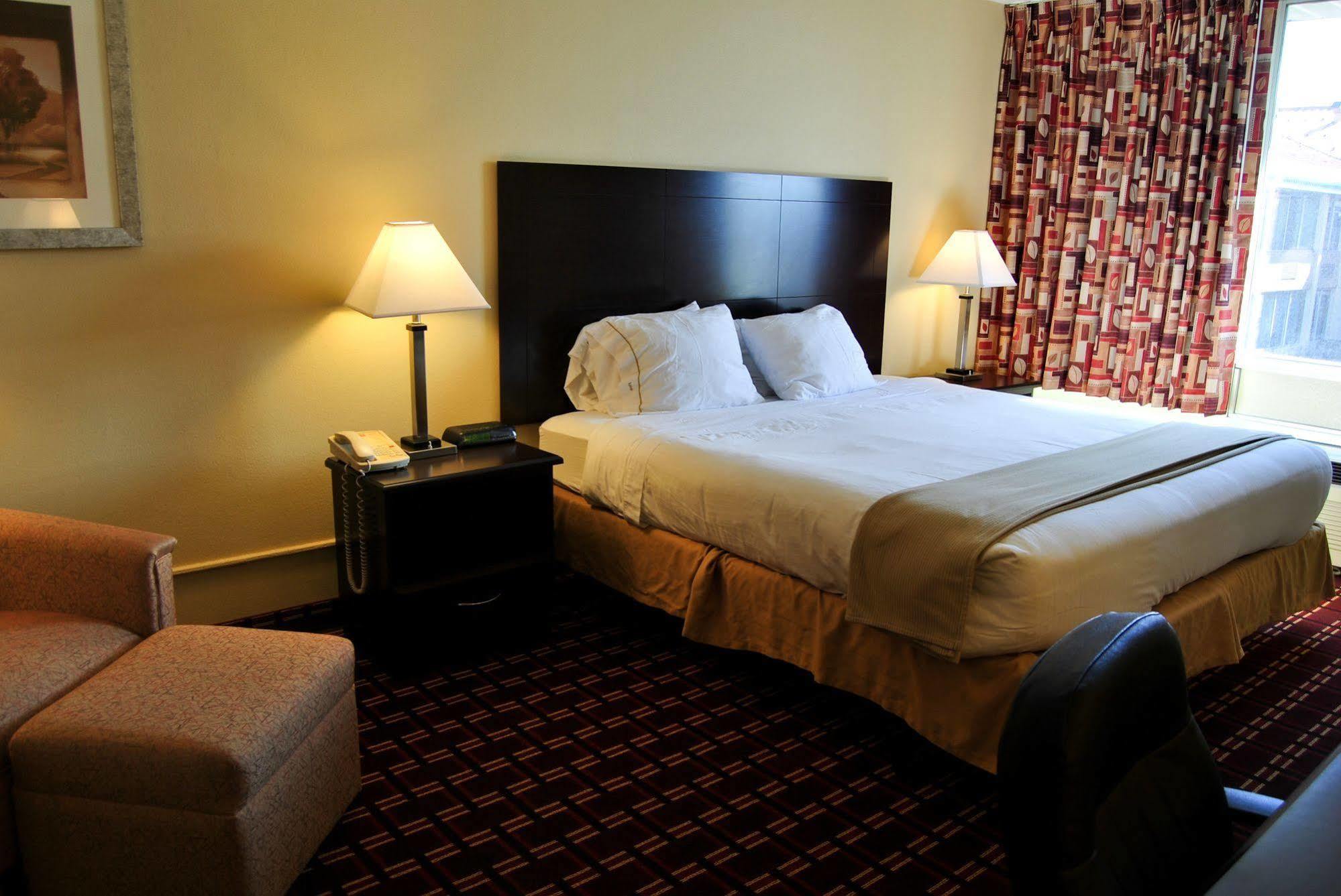 Econo Lodge Inn & Suites Triadelphia - Wheeling Exterior foto