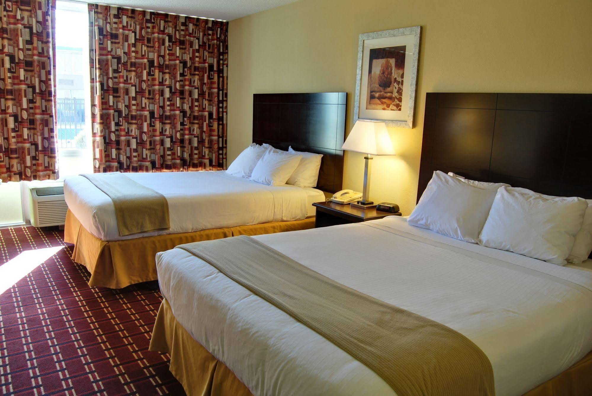 Econo Lodge Inn & Suites Triadelphia - Wheeling Exterior foto