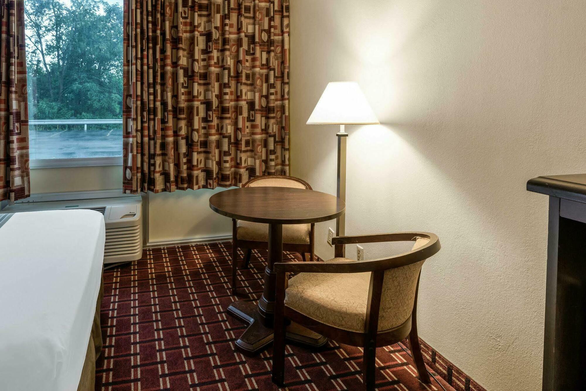 Econo Lodge Inn & Suites Triadelphia - Wheeling Exterior foto