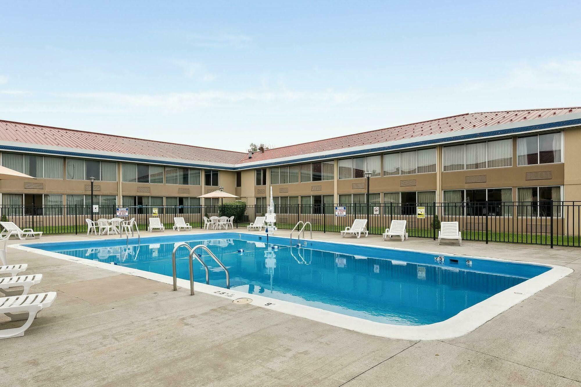 Econo Lodge Inn & Suites Triadelphia - Wheeling Exterior foto