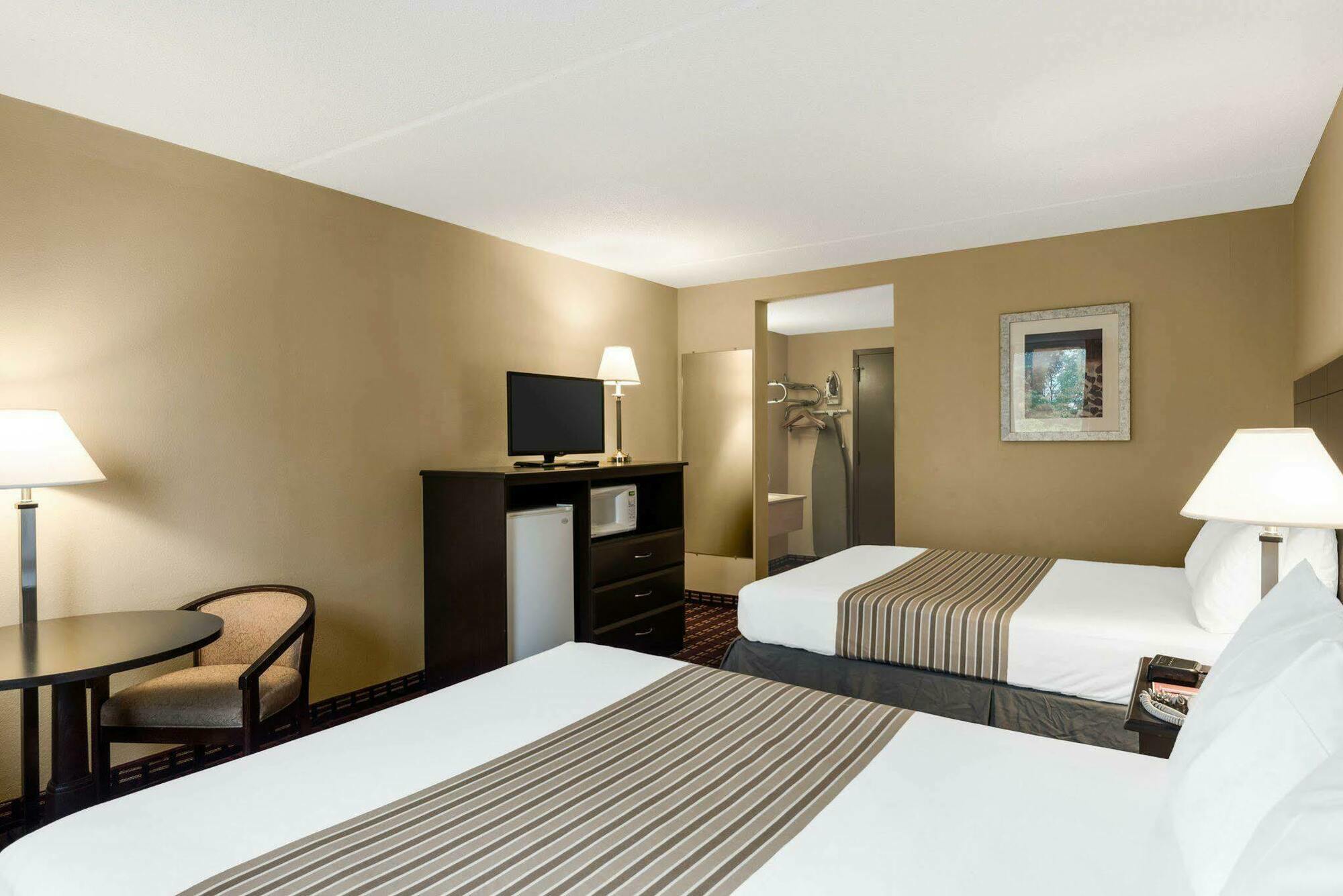 Econo Lodge Inn & Suites Triadelphia - Wheeling Exterior foto